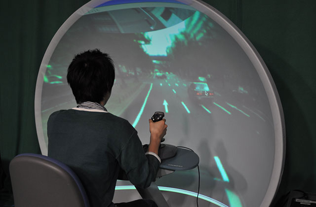 Display equipment that allows the user to experience total immersion in a virtual space.