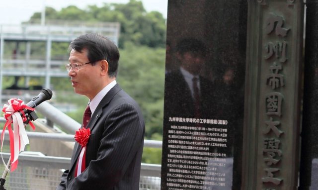 九州大学を代表して謝辞を述べる久保 総長
